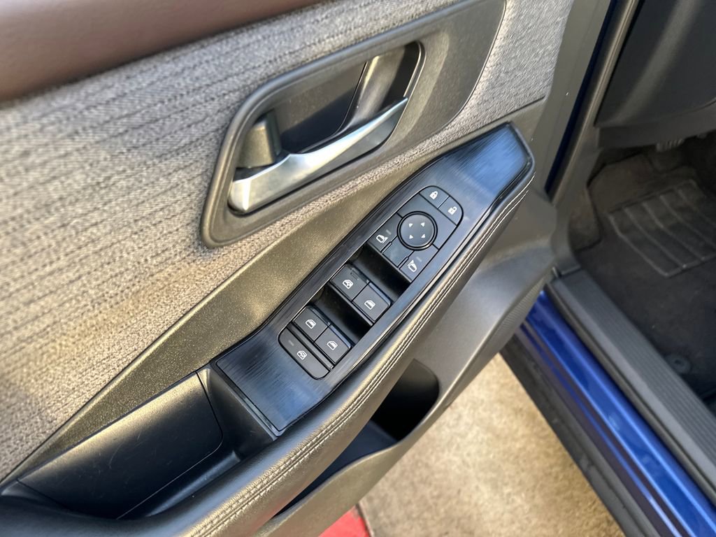 Used 2023 Nissan Rogue SV image 11