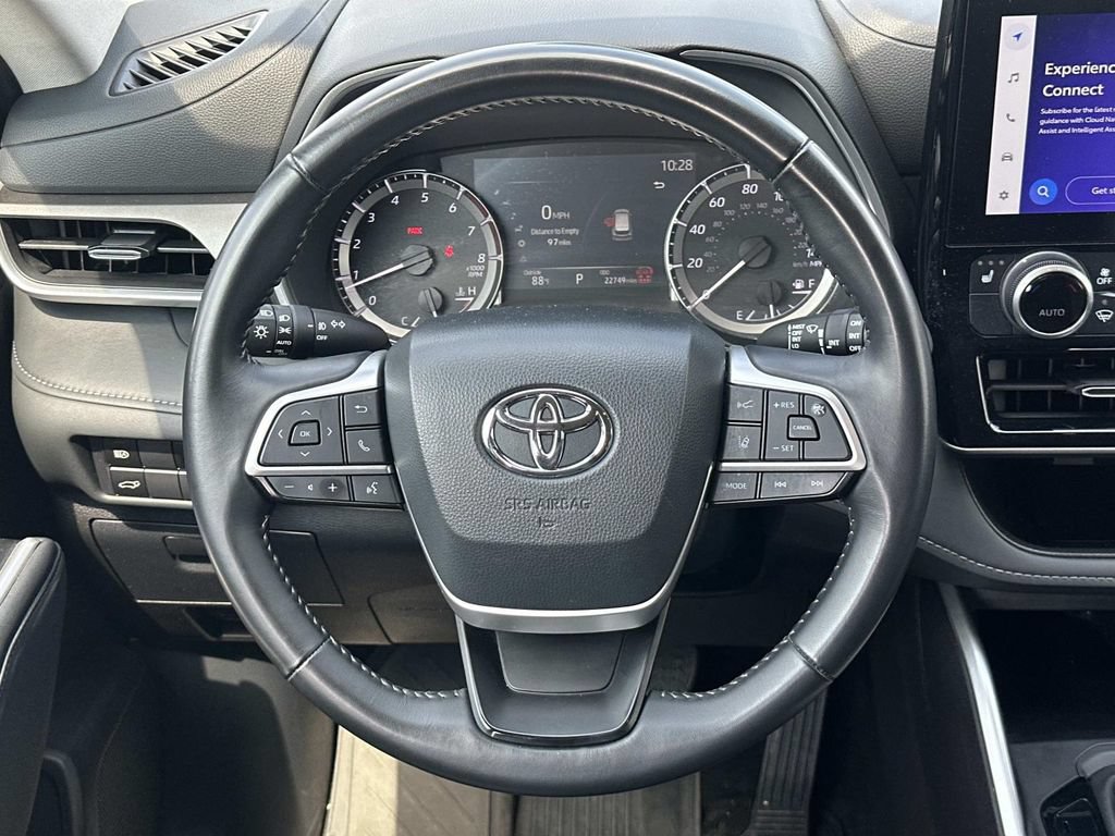 Used 2024 Toyota Highlander XLE AWD/4WD image 21