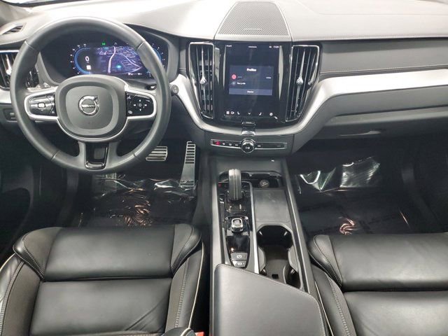 Used 2022 Volvo XC60 B6 R-Design image 9