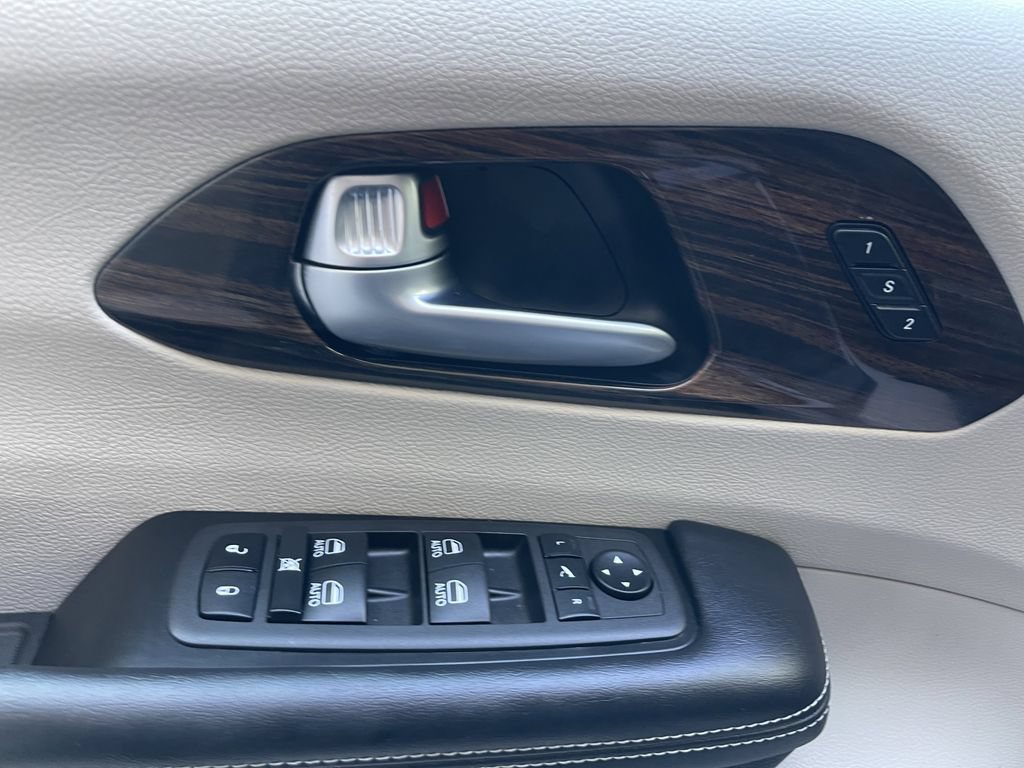 Used 2022 Chrysler Pacifica Limited FWD image 15
