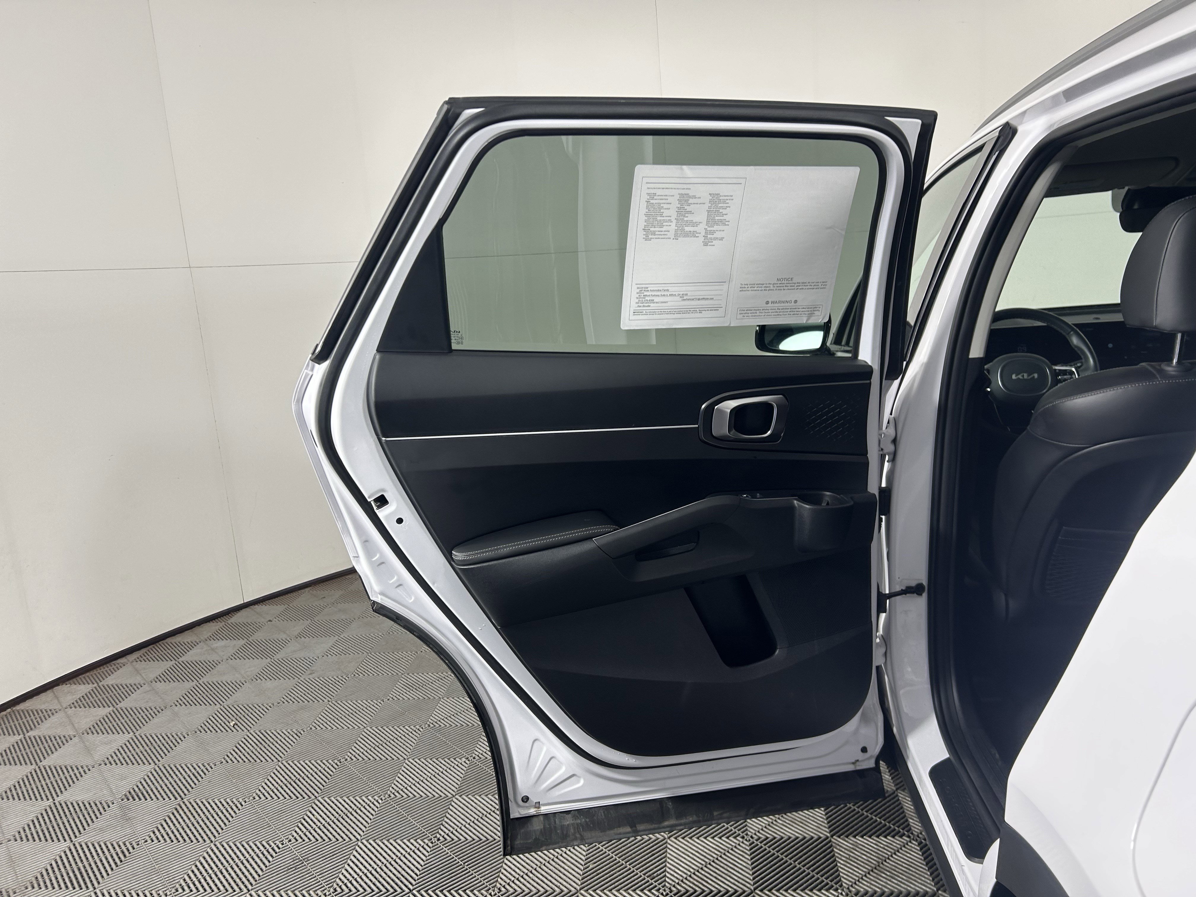 Used 2025 Kia Sorento S image 33