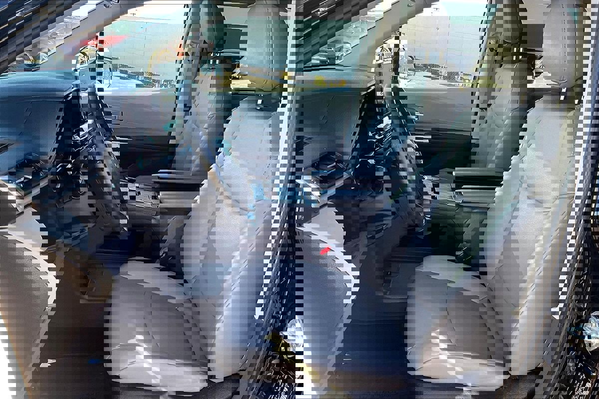 Used 2023 Toyota Sienna XLE image 21