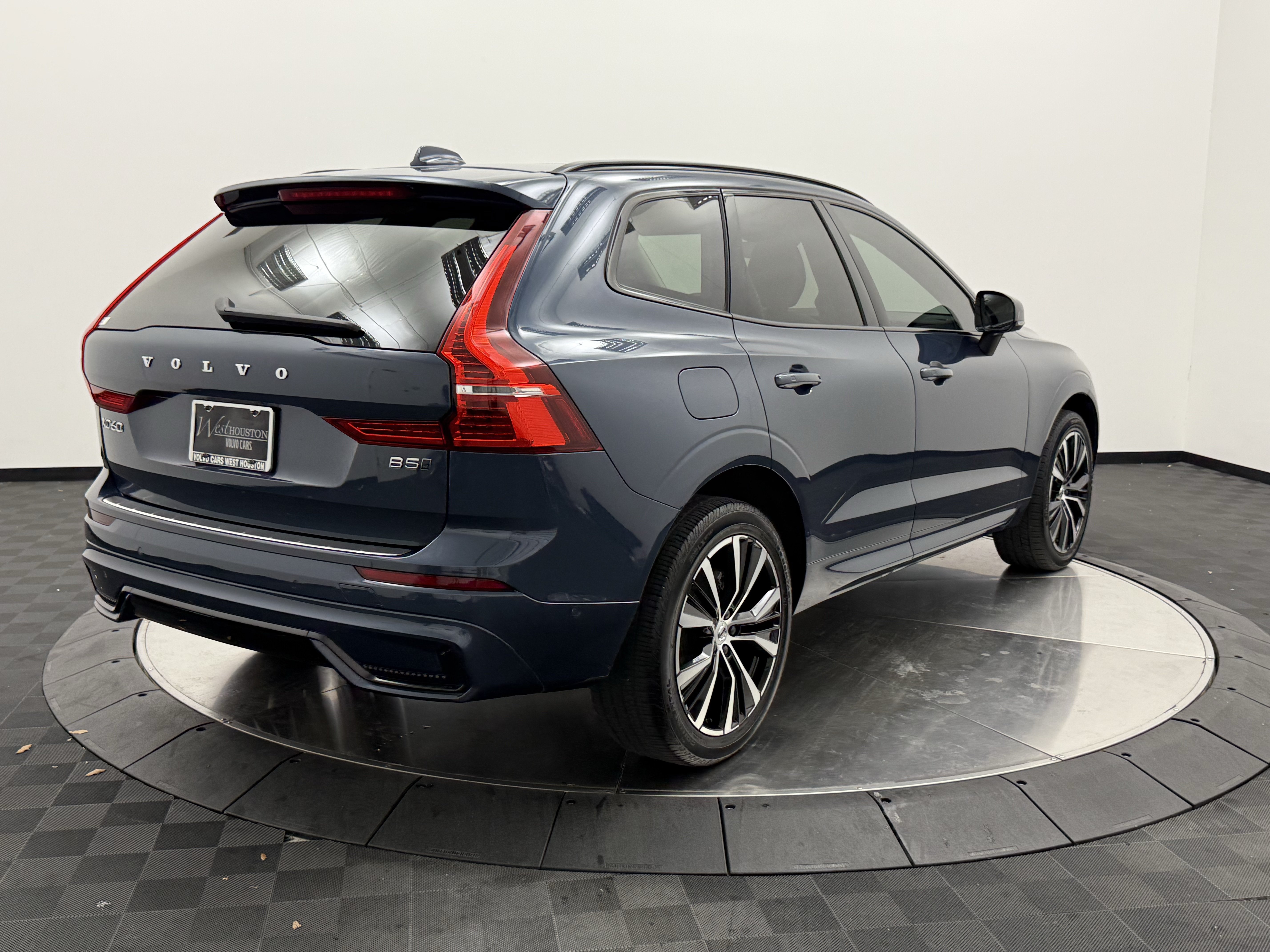 Certified 2024 Volvo XC60 B5 Plus w/ Protection Package Premier AWD/4WD image 6