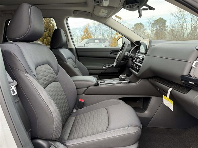 New 2025 Nissan Pathfinder SV w/ SV Premium Package image 10