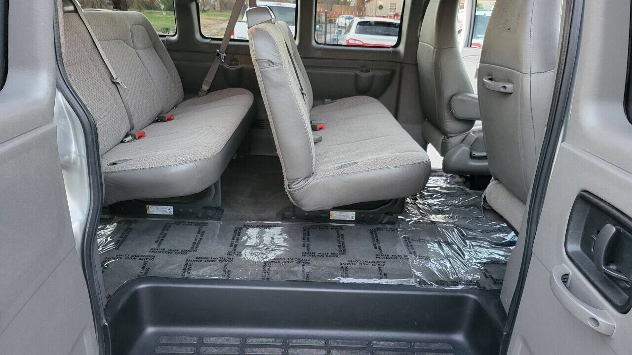 Used 2018 Chevrolet Express 3500 LT w/ LT Preferred Equipment Group RWD image 17