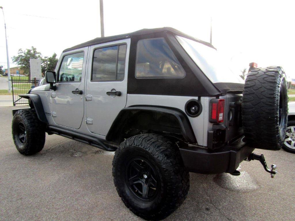 Used 2017 Jeep Wrangler Unlimited Rubicon w/ Connectivity Group image 7