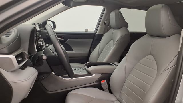 Used 2020 Toyota Highlander XLE image 11