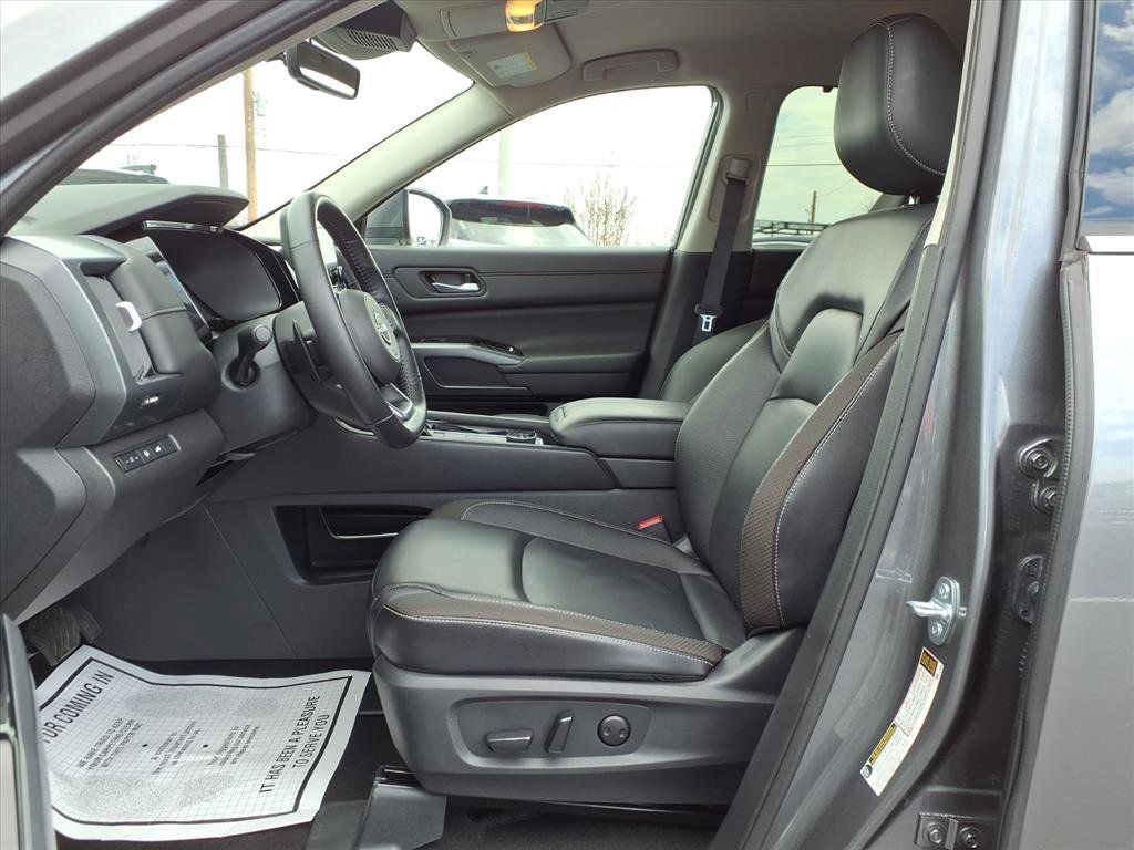 Used 2025 Nissan Pathfinder SL image 21