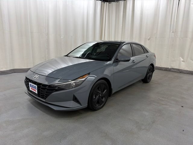 Used 2022 Hyundai Elantra SEL w/ Convenience Package FWD image 2