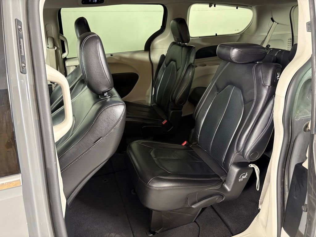 Used 2022 Chrysler Pacifica Touring-L image 35