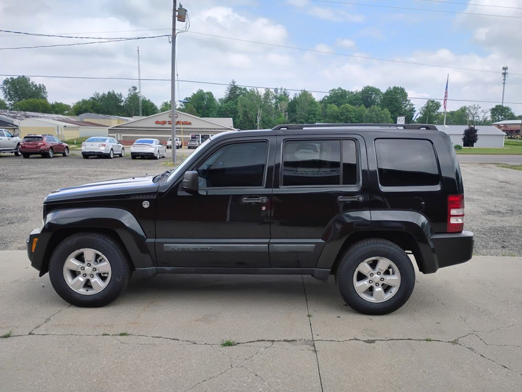 Used 2009 Jeep Liberty Sport w/ Popular Equipment Group AWD/4WD image 3