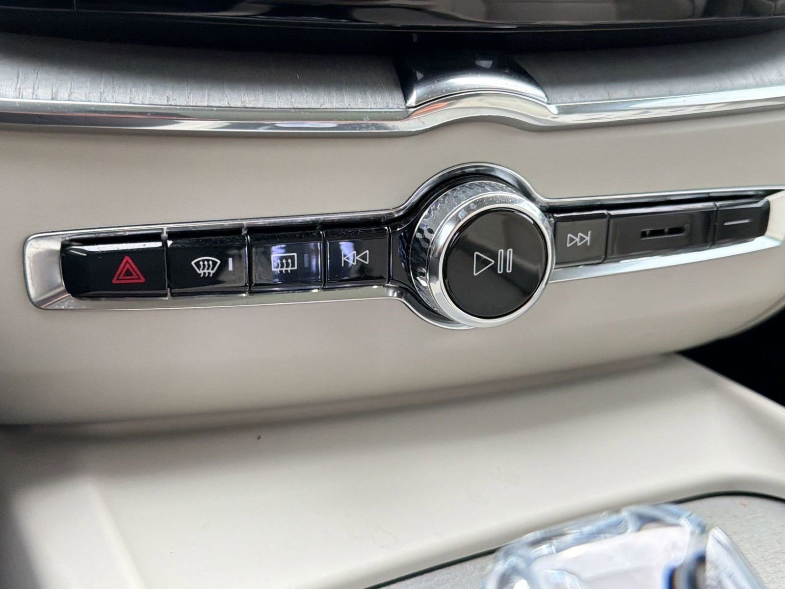 Certified 2024 Volvo XC60 B5 Ultimate image 19