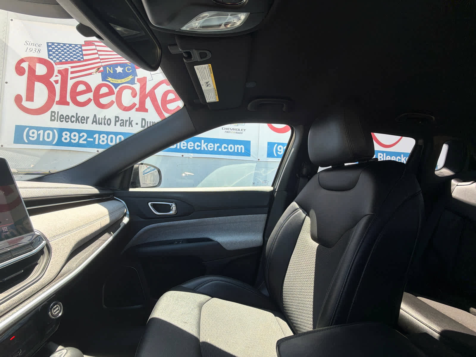 Used 2024 Jeep Compass Latitude AWD/4WD image 30
