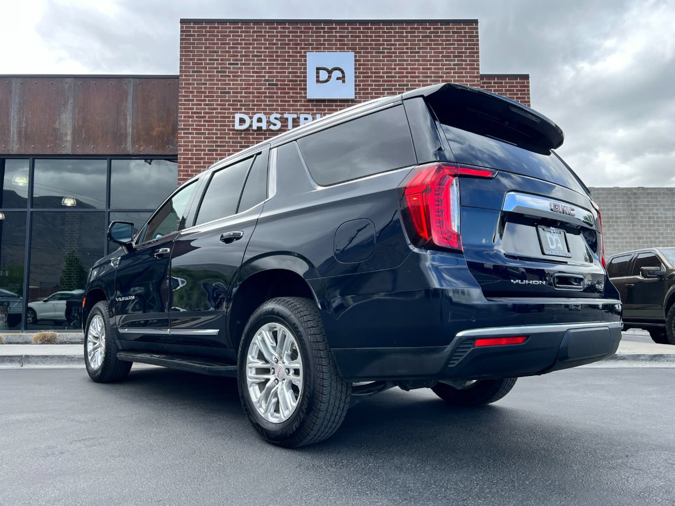 Used 2021 GMC Yukon SLT w/ Rear Media and Nav Package AWD/4WD image 4