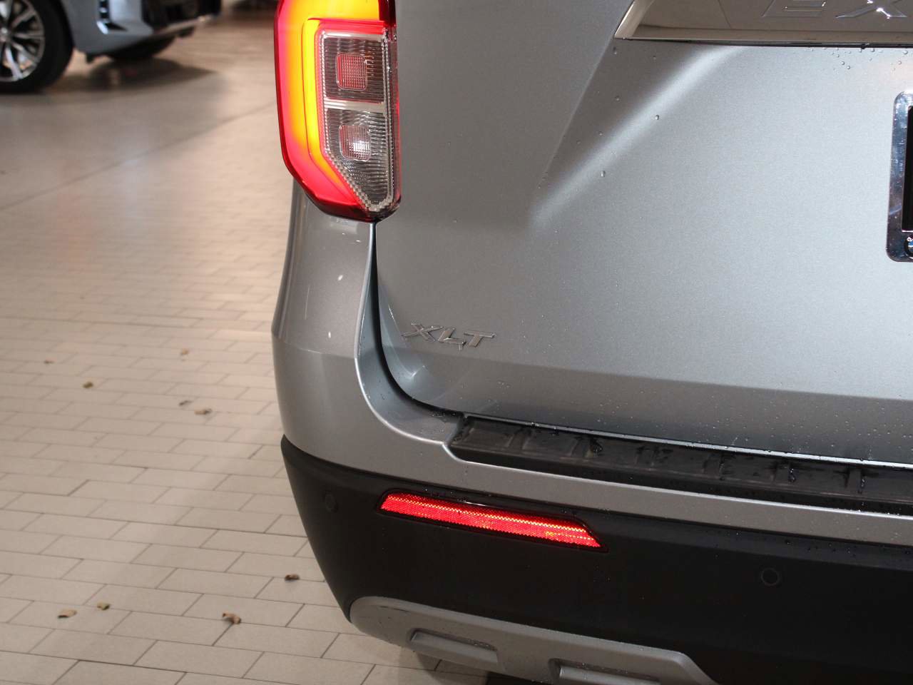 Used 2022 Ford Explorer XLT w/ Equipment Group 202A image 7