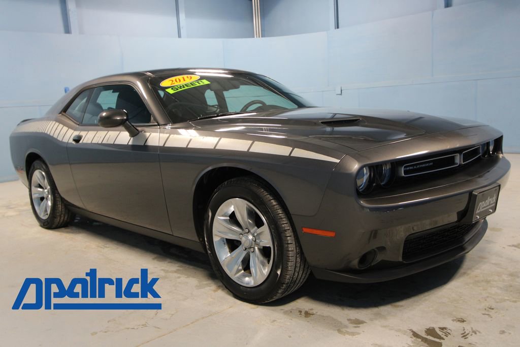 Used 2019 Dodge Challenger SXT image 1