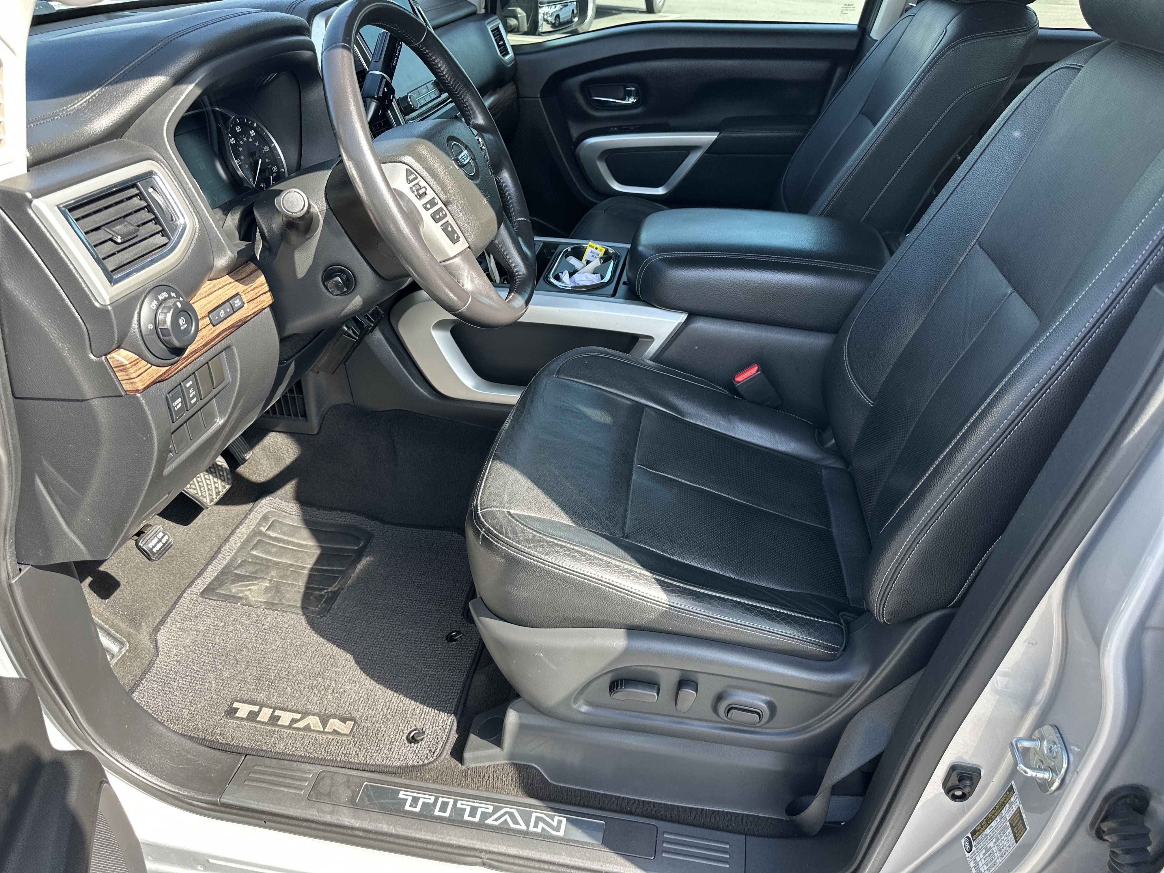 Used 2020 Nissan Titan SL w/ Moonroof Package RWD image 9