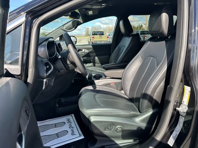 Used 2025 Chrysler Pacifica Select FWD image 9
