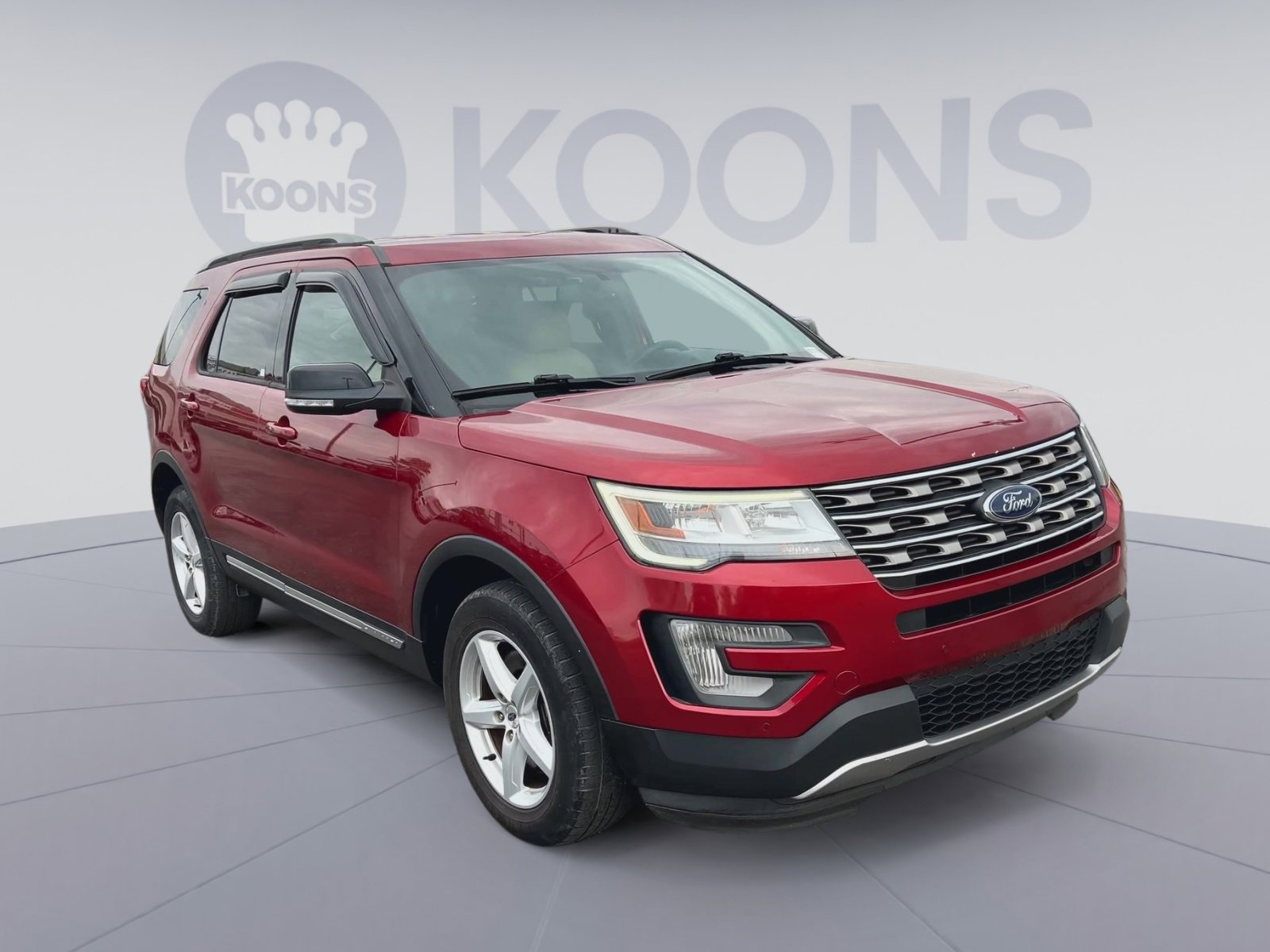 Used 2017 Ford Explorer XLT w/ Equipment Group 202A AWD/4WD image 4