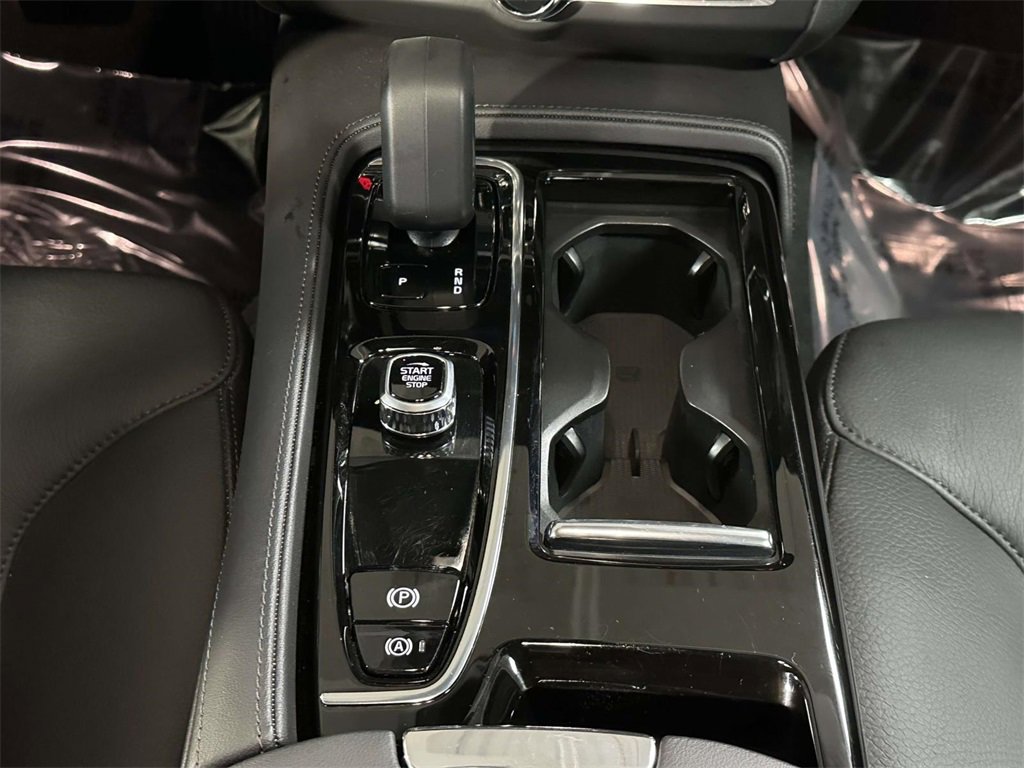 Used 2025 Volvo S90 T8 Plus image 21