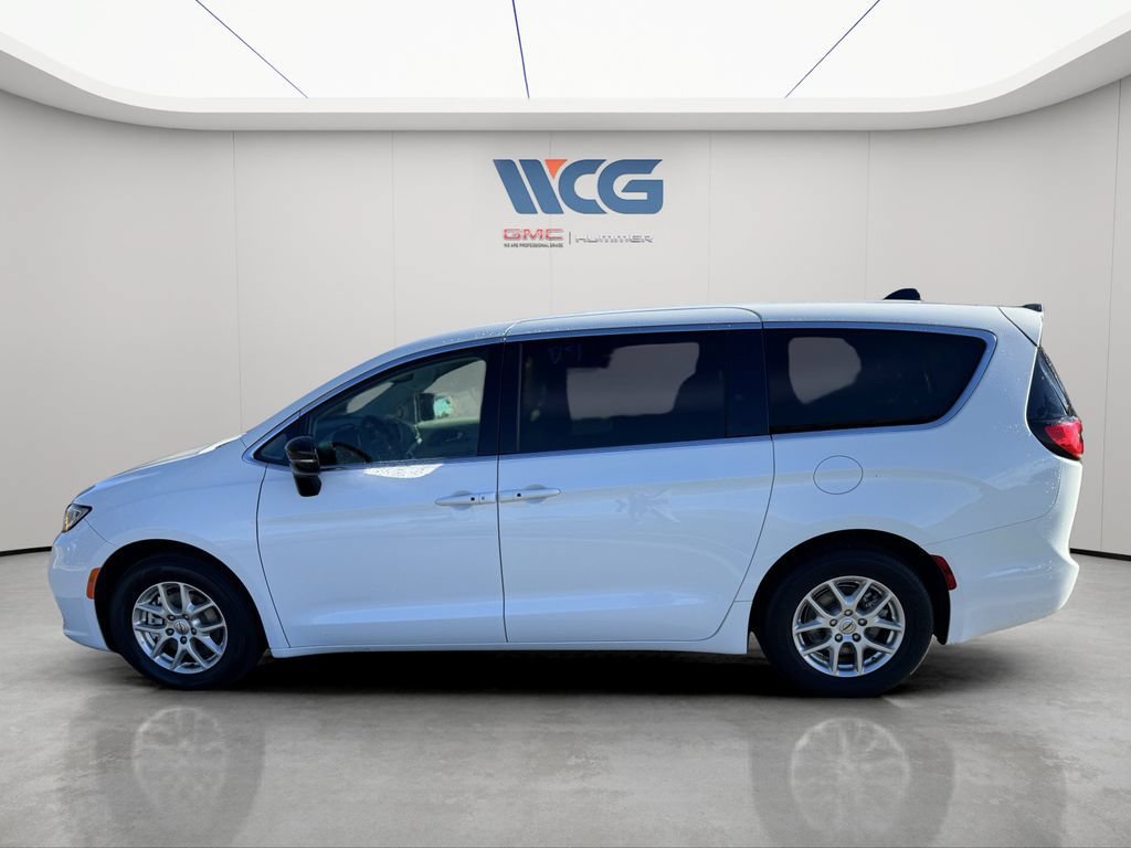 Used 2024 Chrysler Pacifica Touring-L FWD image 6