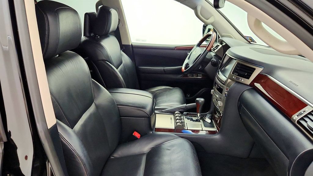 Used 2013 Lexus LX 570 4WD w/ Luxury Pkg image 26