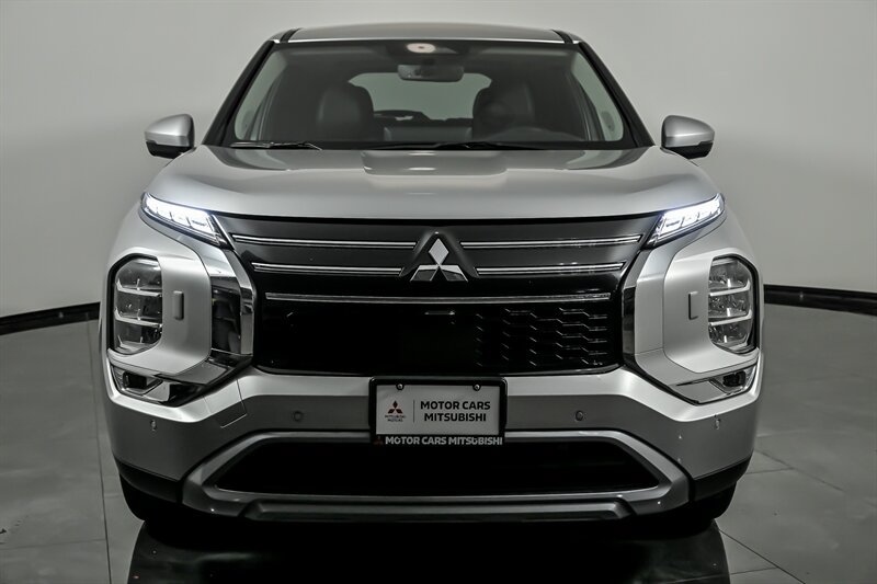 Used 2025 Mitsubishi Outlander AWD image 4