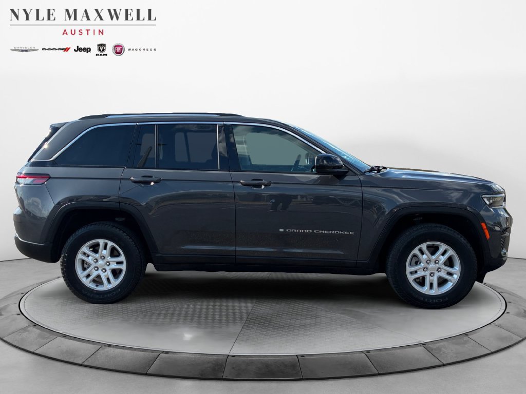 Used 2023 Jeep Grand Cherokee Laredo AWD/4WD image 17