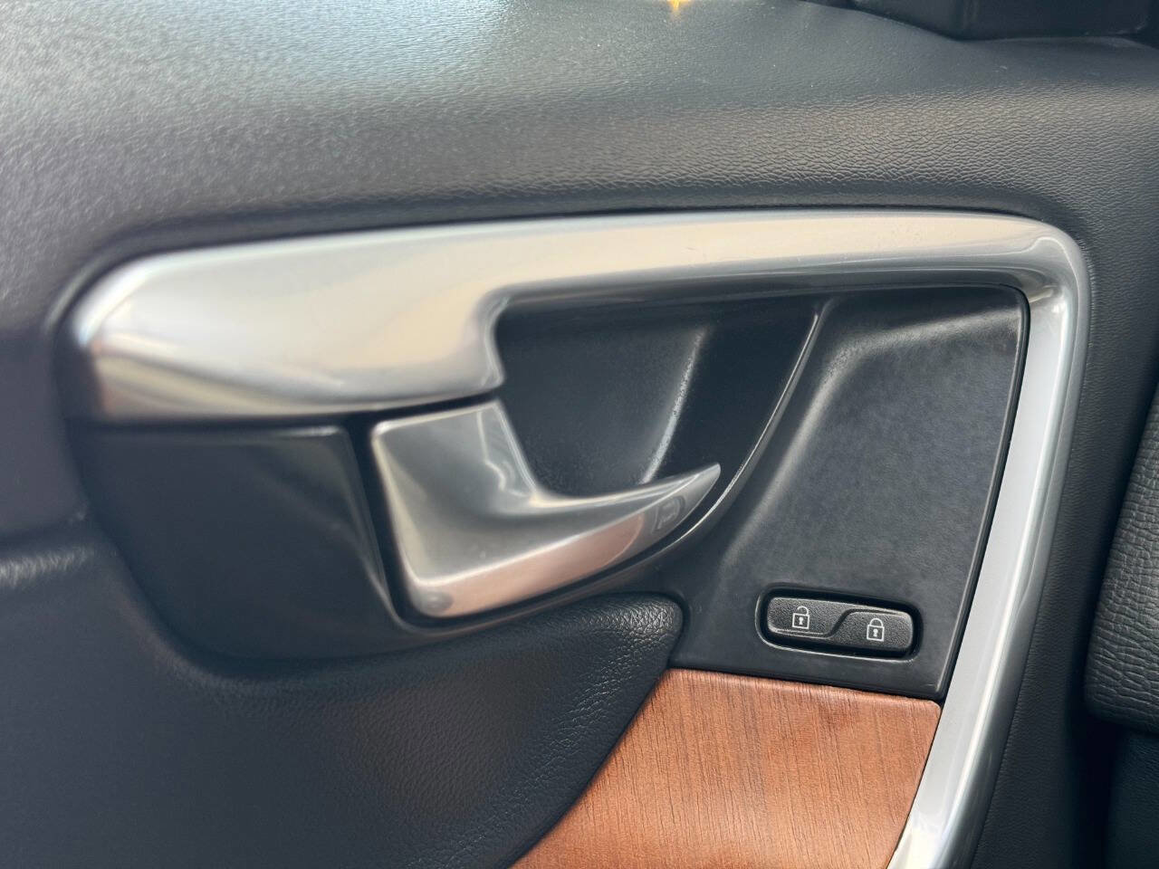 Used 2017 Volvo XC60 T5 Inscription image 25