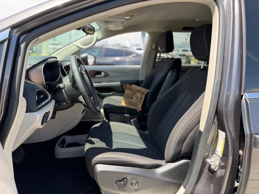 Used 2023 Chrysler Voyager LX FWD image 5