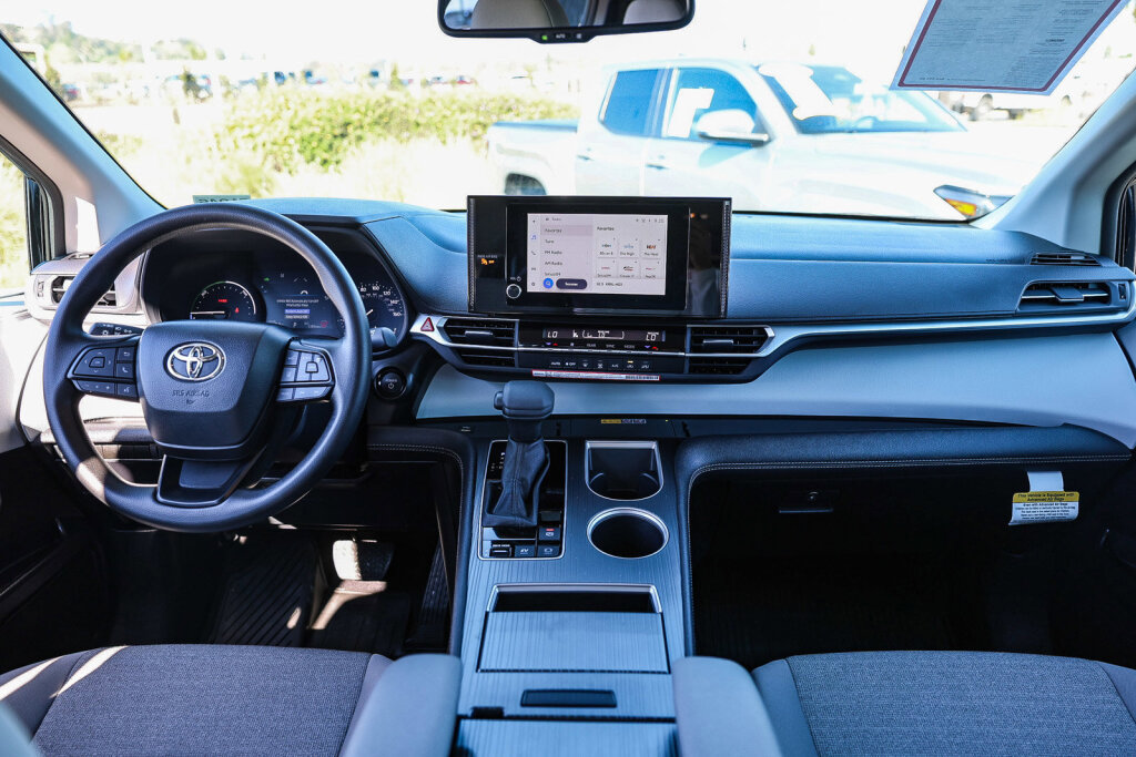 Certified 2026 Toyota Sienna LE image 2