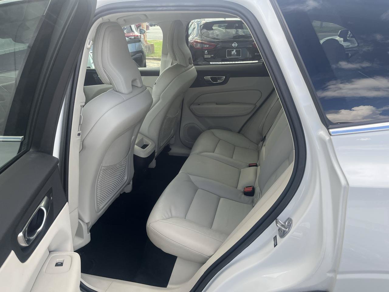 Used 2022 Volvo XC60 B5 Momentum AWD/4WD image 37
