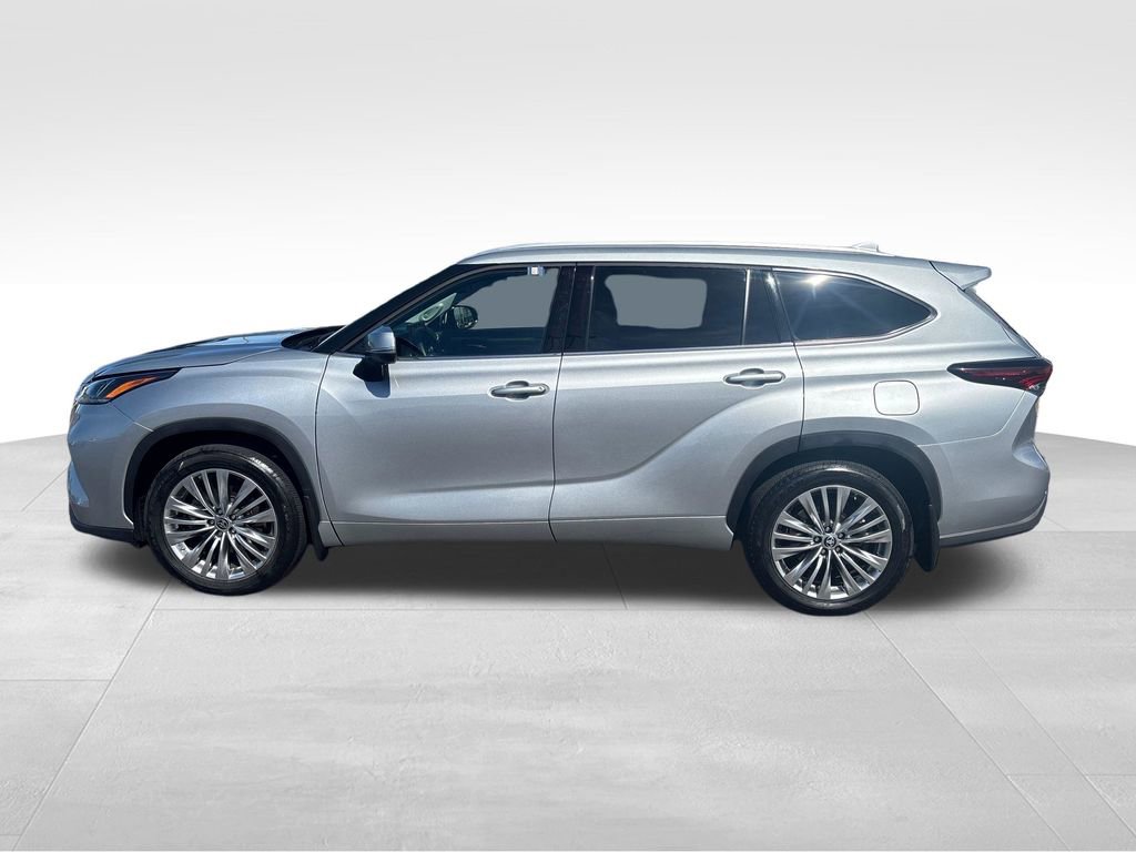 Used 2024 Toyota Highlander Platinum AWD/4WD image 2