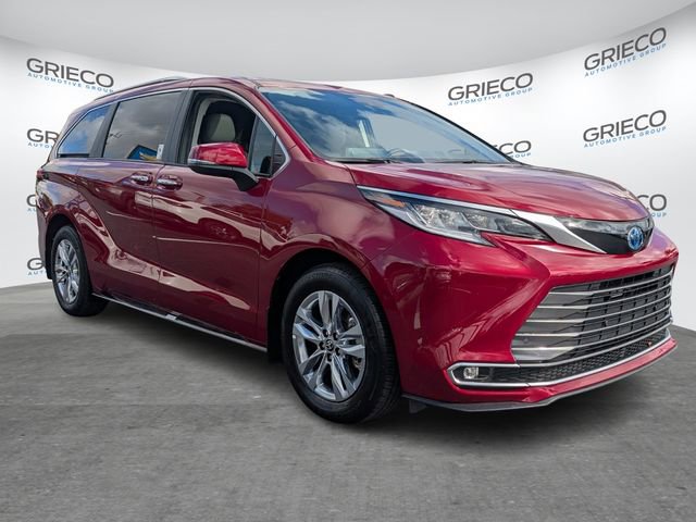 Used 2024 Toyota Sienna Limited image 1
