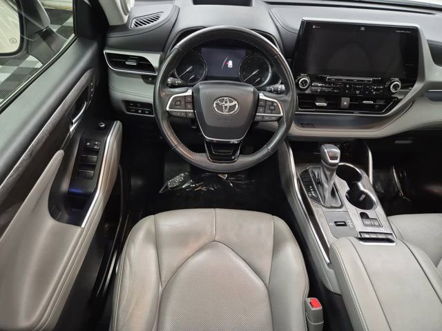 Used 2021 Toyota Highlander Platinum FWD image 13