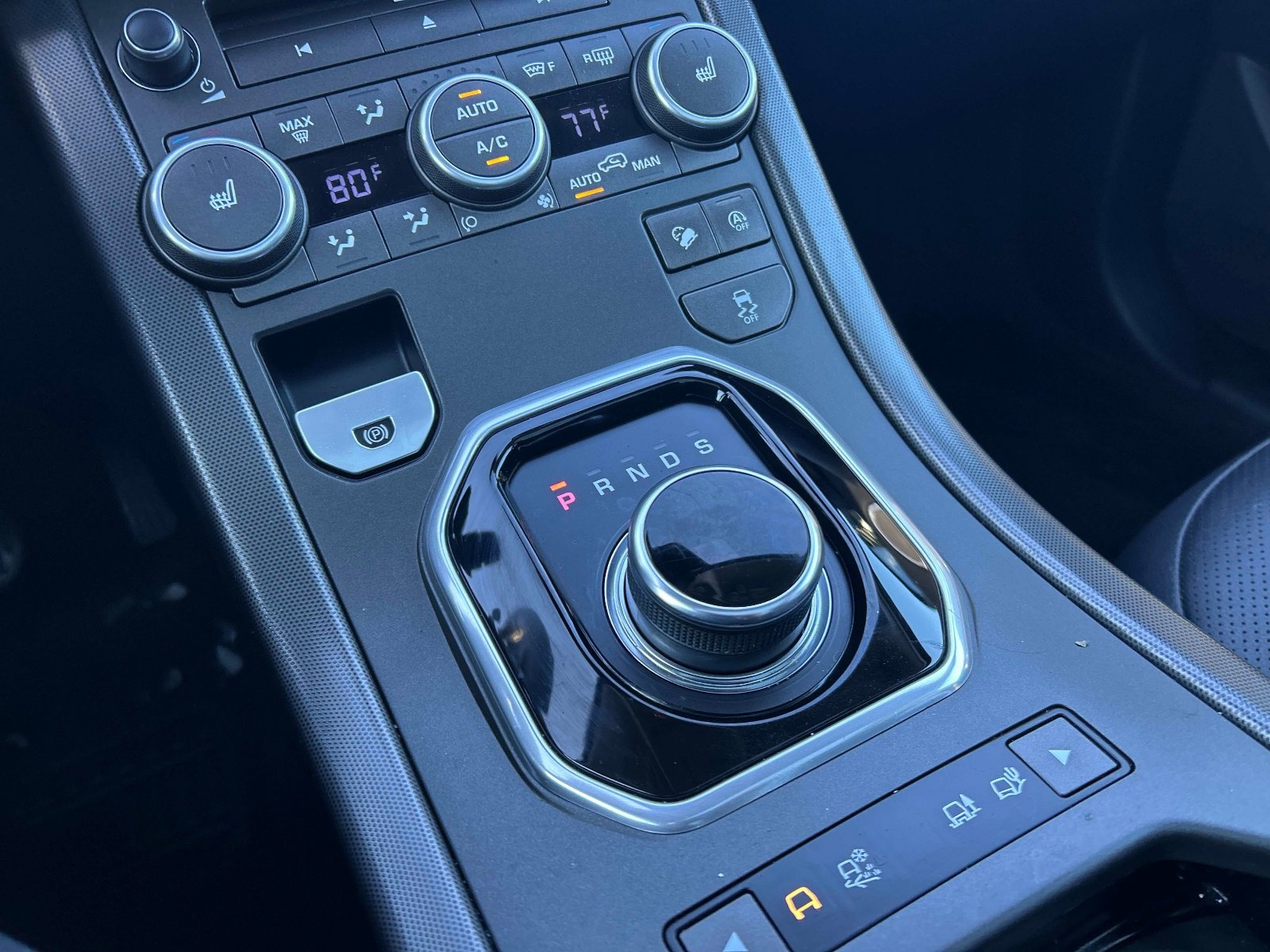 Used 2019 Land Rover Range Rover Evoque SE Premium image 31