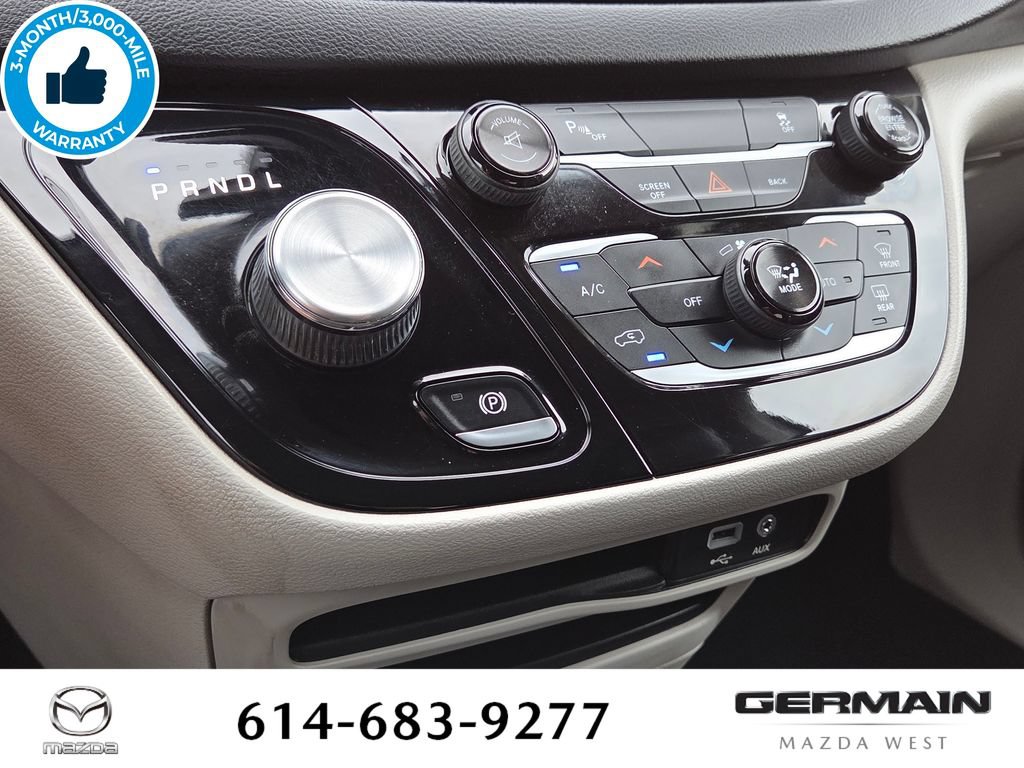 Used 2017 Chrysler Pacifica Touring-L FWD image 26