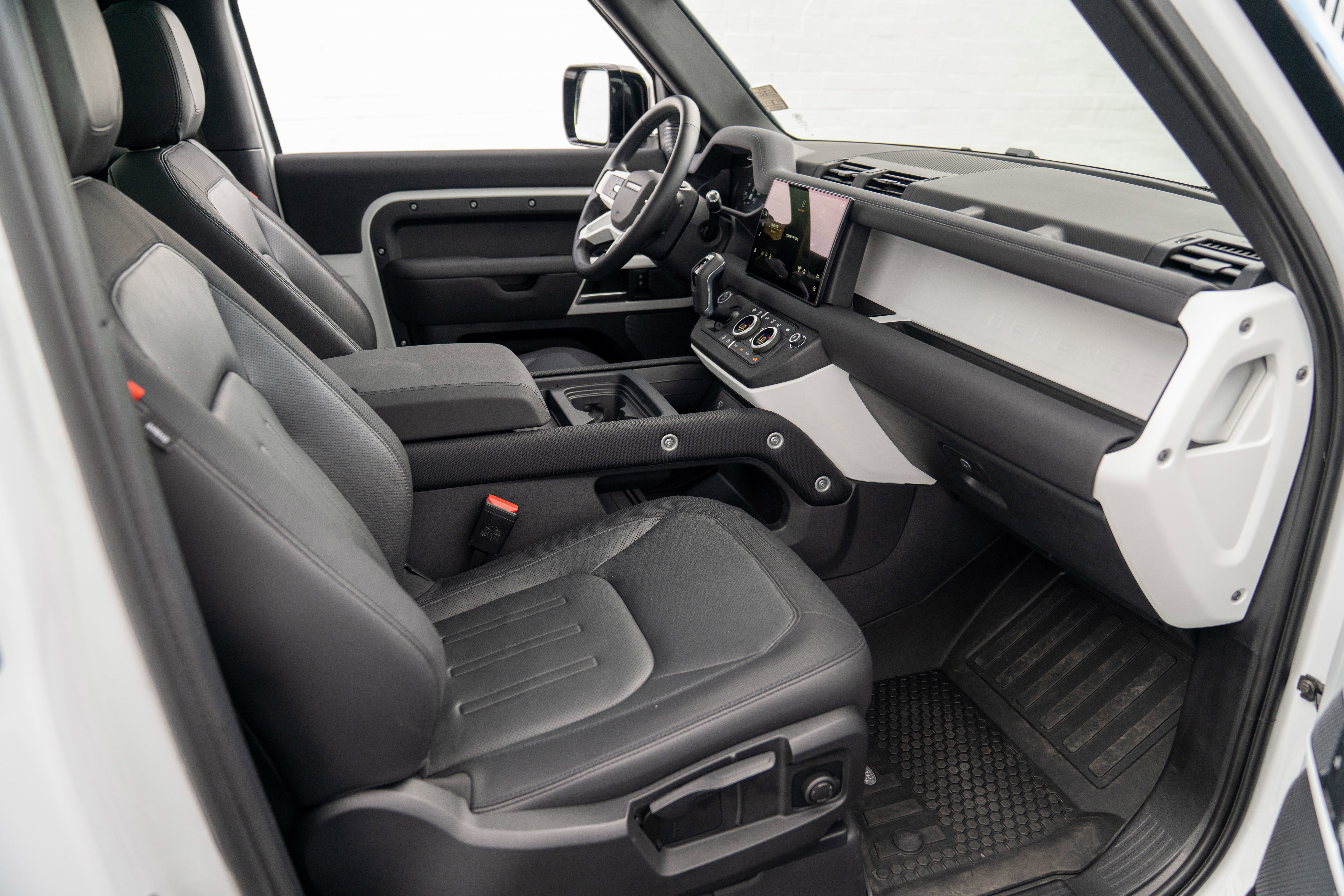 Used 2022 Land Rover Defender 90 X-Dynamic S image 31