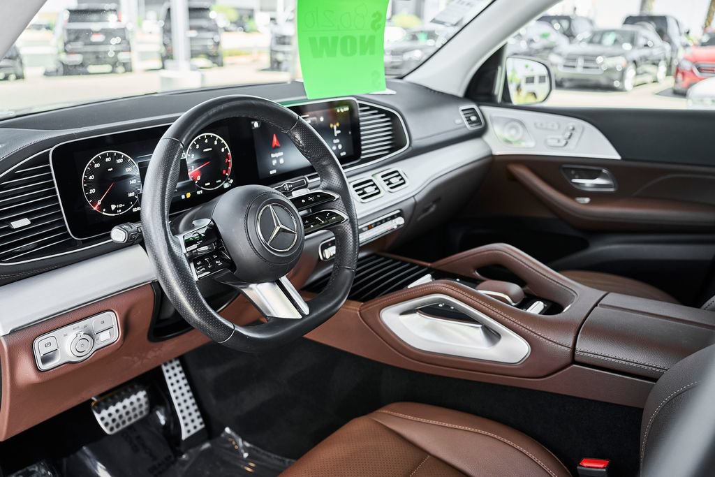 Used 2025 Mercedes-Benz GLS 450 4MATIC image 2