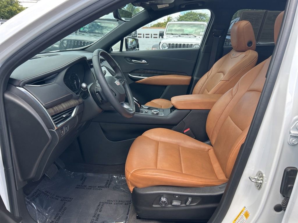 Used 2022 Cadillac XT4 Premium Luxury w/ Enhanced Visibility Package FWD image 9