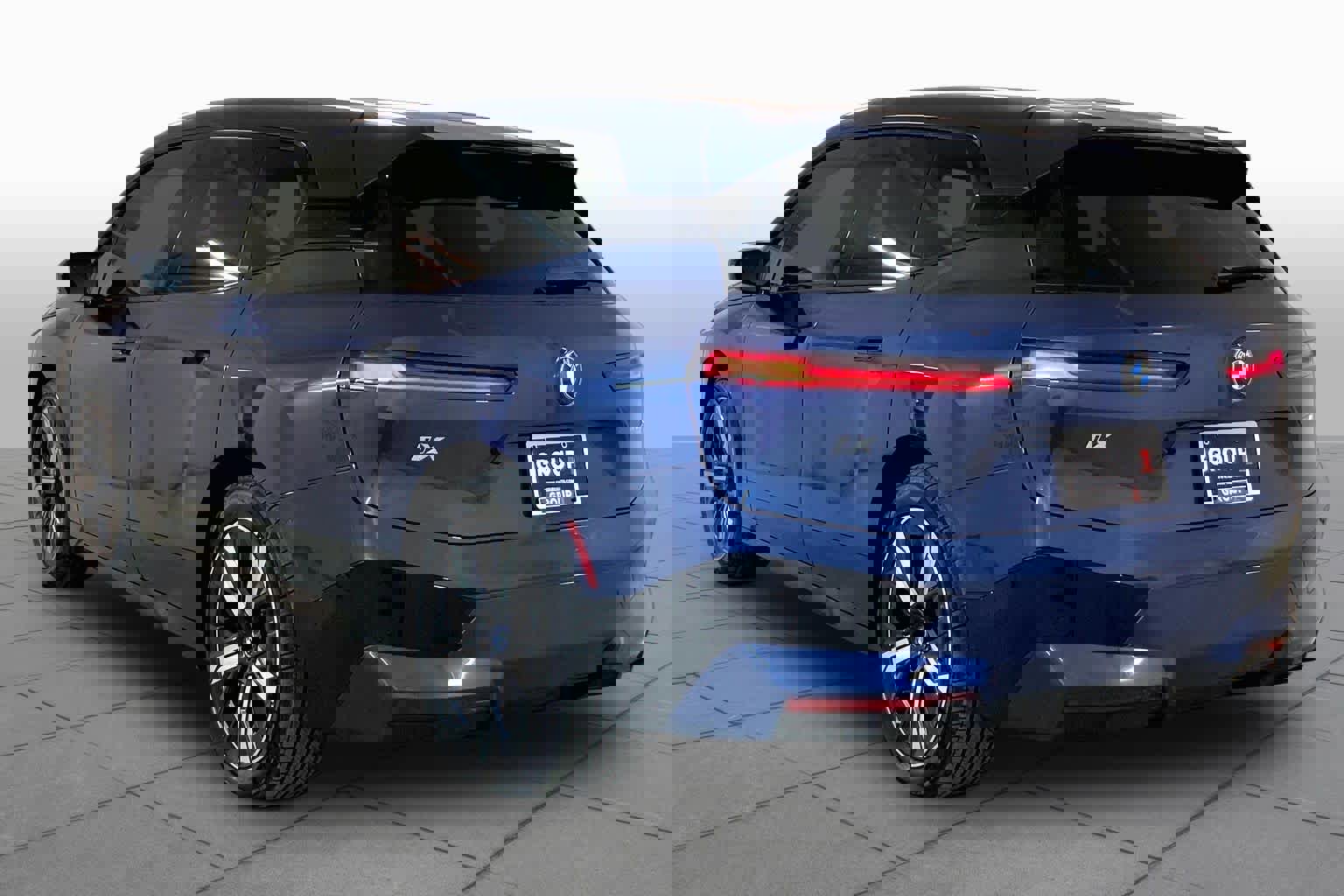 Used 2023 BMW iX xDrive50 w/ Premium Package image 11