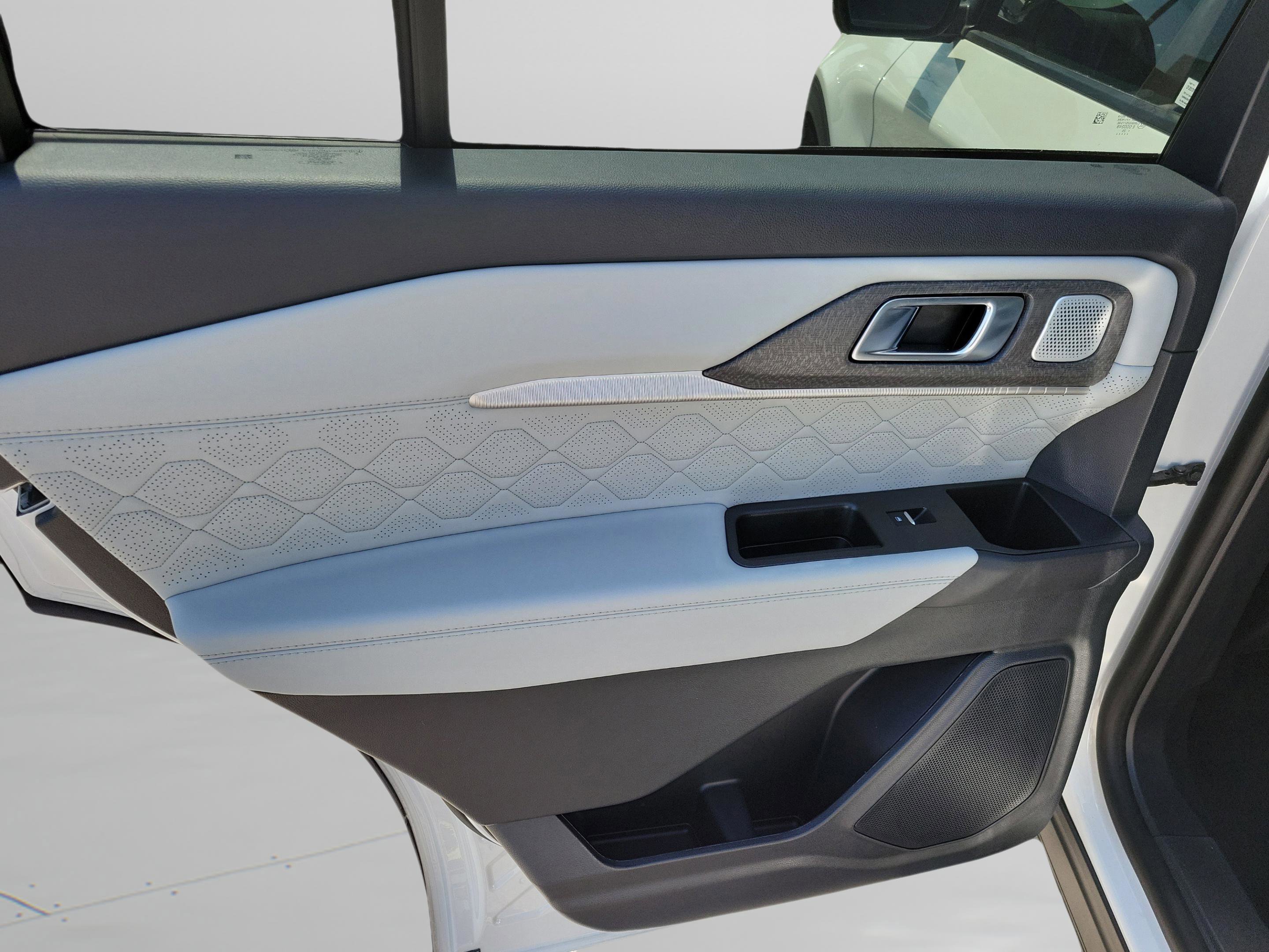 Used 2025 Ford Explorer Platinum w/ Ultimate Package image 25