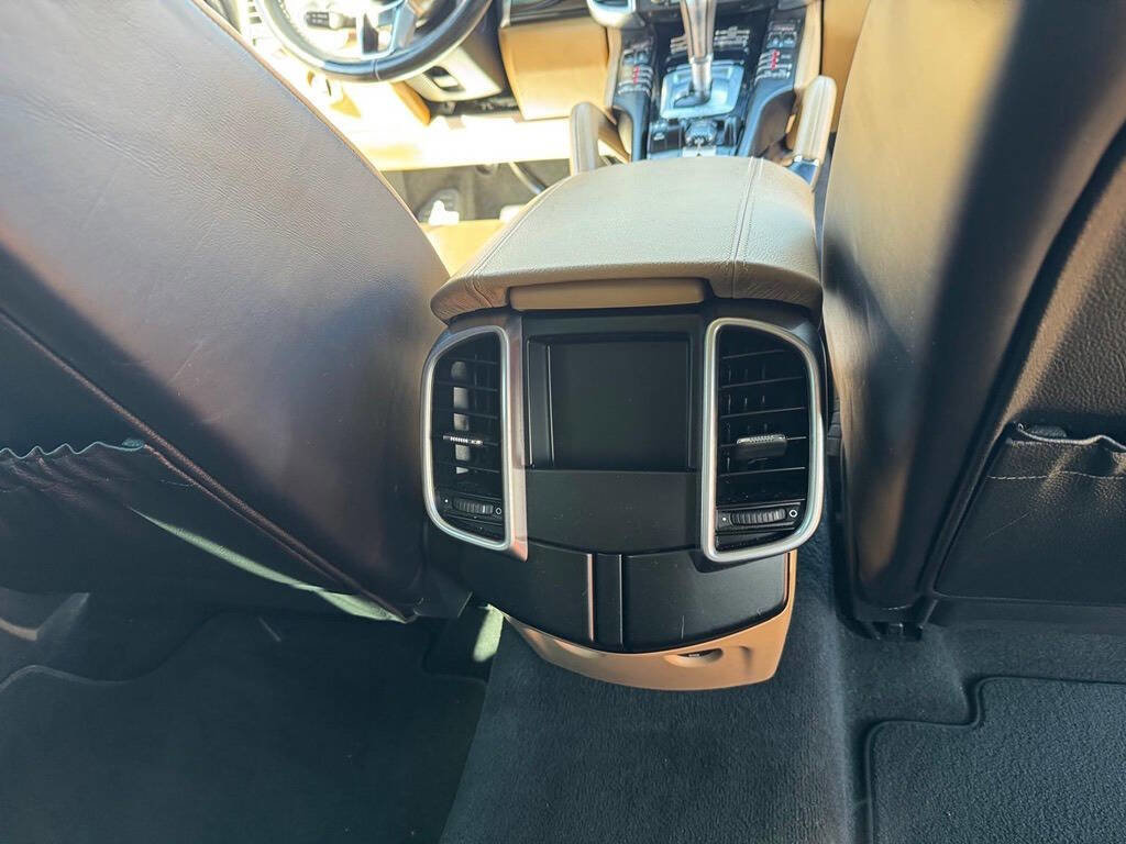 Used 2017 Porsche Cayenne Platinum Edition w/ Premium Package (PJV) AWD/4WD image 39