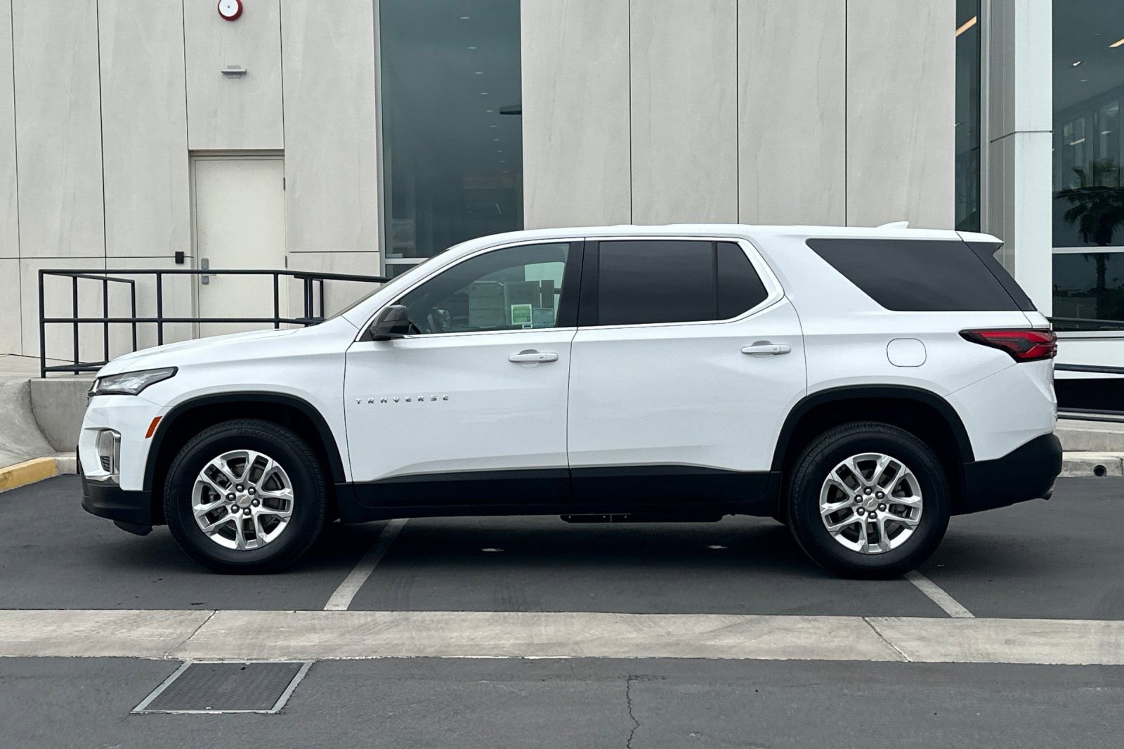 Used 2022 Chevrolet Traverse LS FWD image 6