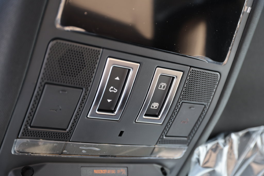 New 2026 Land Rover Defender 110 X-Dynamic SE AWD/4WD image 30