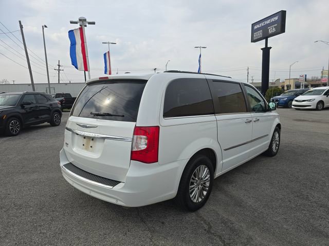 Used 2016 Chrysler Town & Country Touring-L image 5