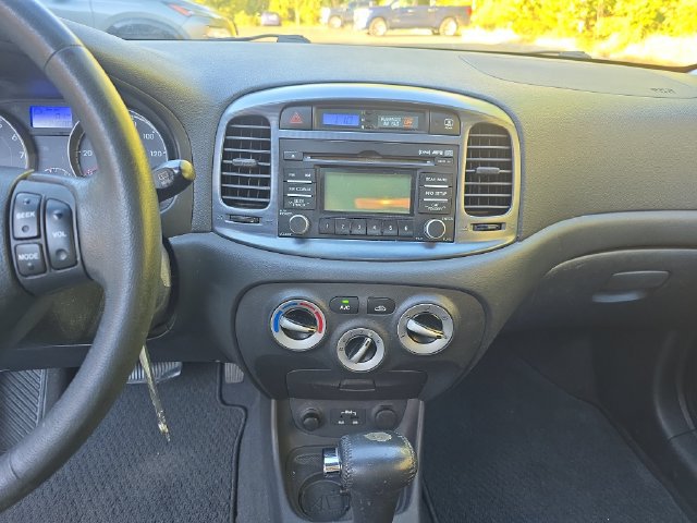 Used 2010 Hyundai Accent SE FWD image 18