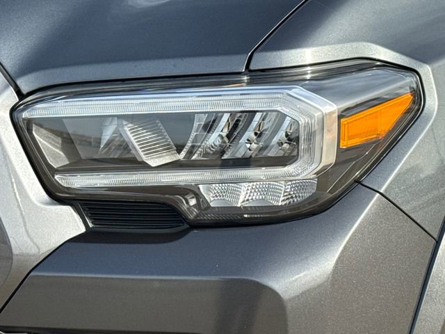 Used 2022 Toyota Tacoma TRD Sport w/ Technology Package image 4