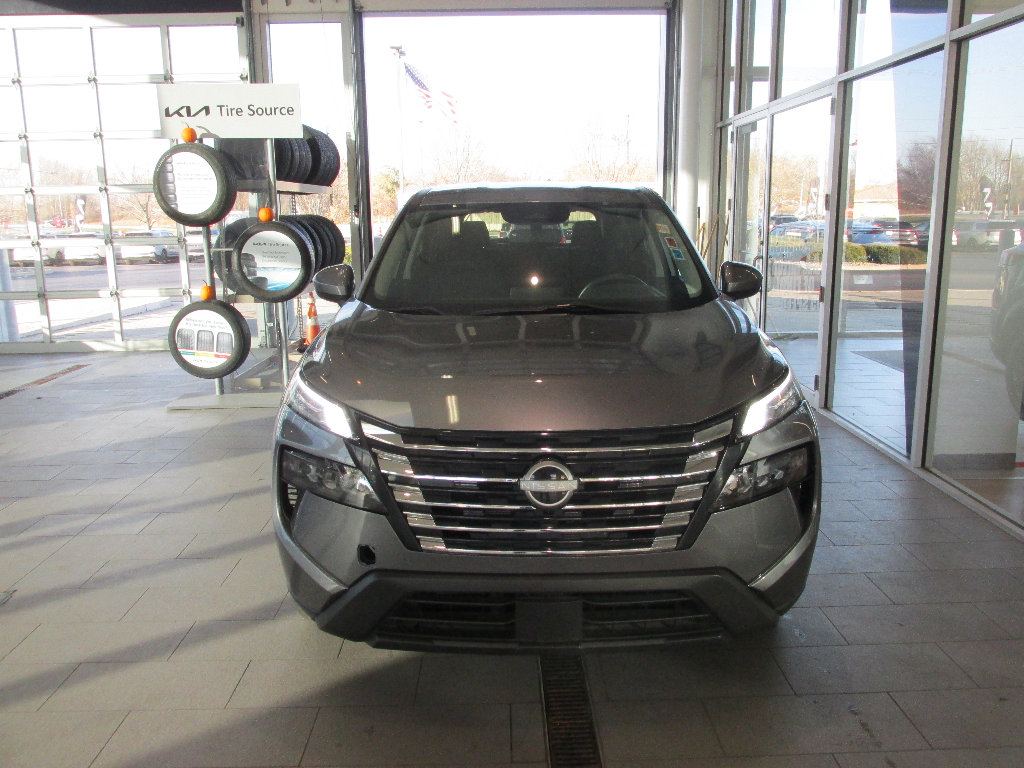 Used 2024 Nissan Rogue SV image 2