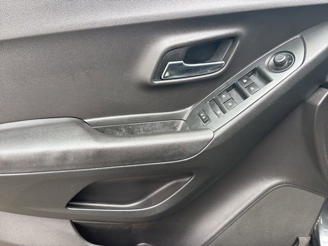Used 2017 Chevrolet Trax LT w/ LT Convenience Package image 12
